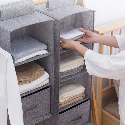 Hangende kastorganizer met opgevouwen kleding